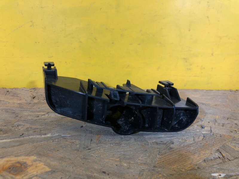 Кронштейн/кріплення заднього бампера ліве LEXUS CT200 17- 52563-76010