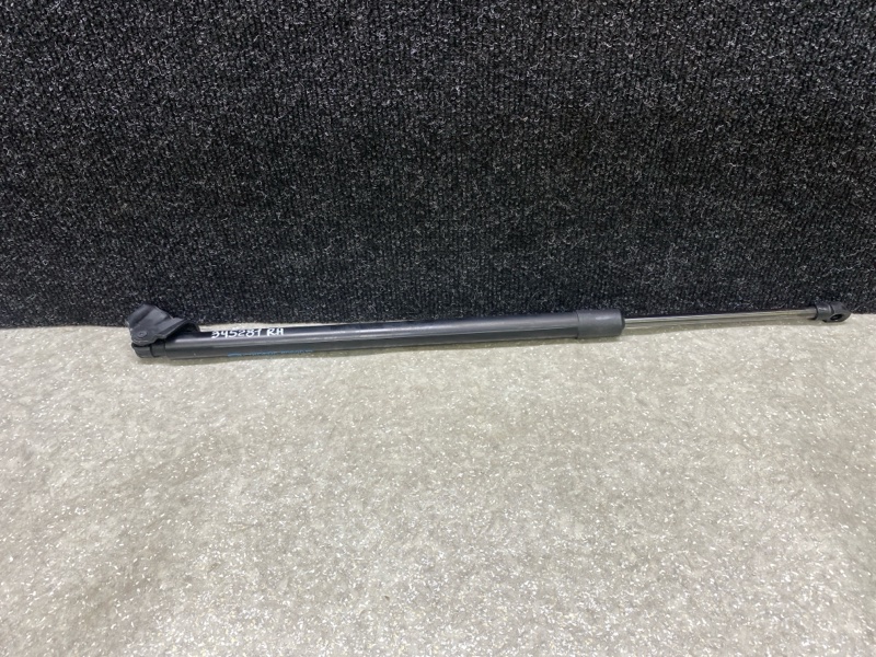 Амортизатор кришки багажника правий MAZDA CX-30 19- DFR5-62-620A