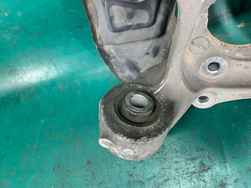 Цапфа задня права LINCOLN MKX 16-18 E1GZ-5B758-B — 4