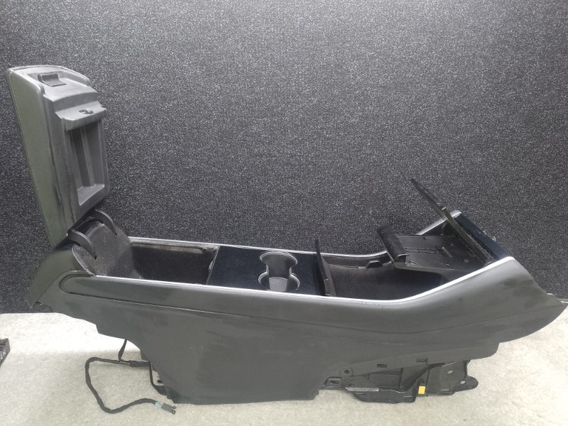 Підлокітник TESLA MODEL Y 19- 1755503-00-A — 2