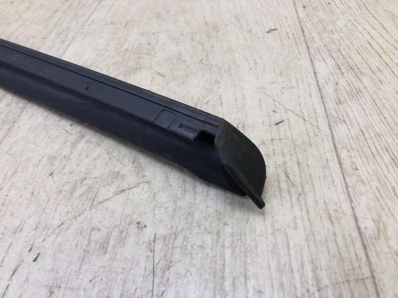 Молдинг скла правий AUDI A4 15- 8W6854328B — 3