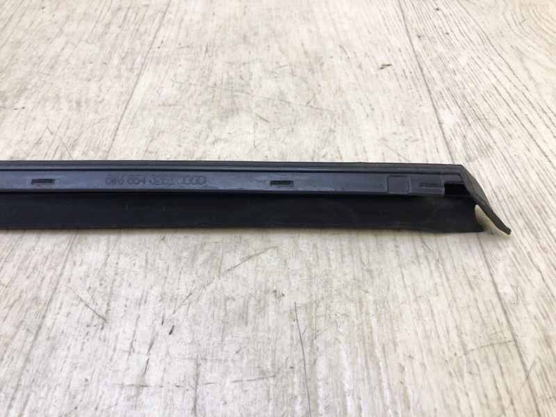 Молдинг скла правий AUDI A4 15- 8W6854328B — 4