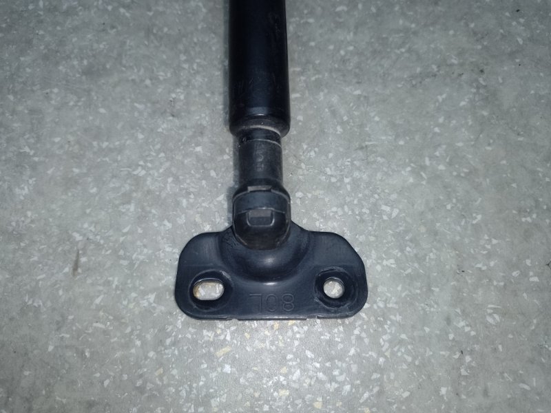 Амортизатор кришки багажника лівий LEXUS CT200 11-17 68960-76041 — 2