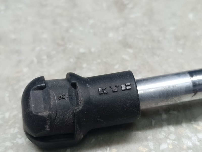 Амортизатор кришки багажника лівий LEXUS CT200 11-17 68960-76041 — 3