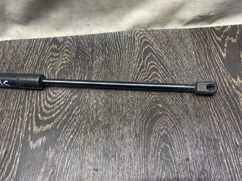 Амортизатор кришки багажника TOYOTA SIENNA 03-10 68905AE022 — 3