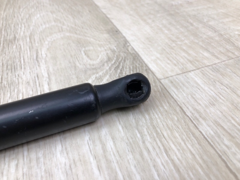 Амортизатор кришки багажника TOYOTA VENZA 09-16 68960-0T010 — 3