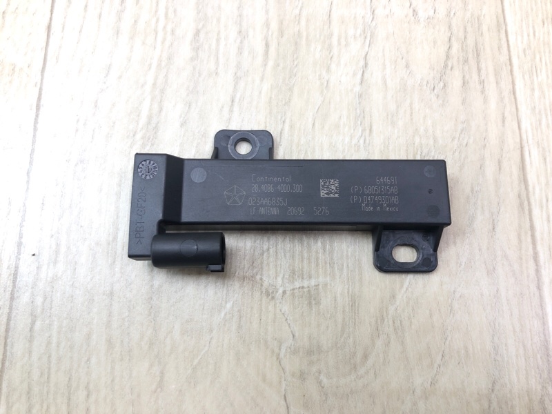 Антена задня права CHRYSLER PACIFICA 16-20 68051 315AB