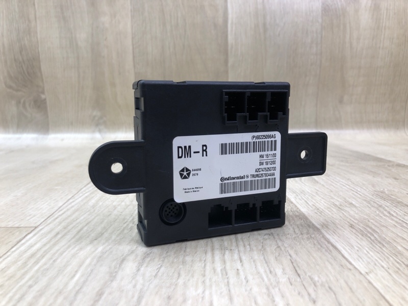 Блок керування дверми задній правий CHRYSLER PACIFICA 16-20 68225 096AG