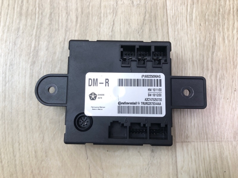 Блок керування дверми задній правий CHRYSLER PACIFICA 16-20 68225 096AG — 2